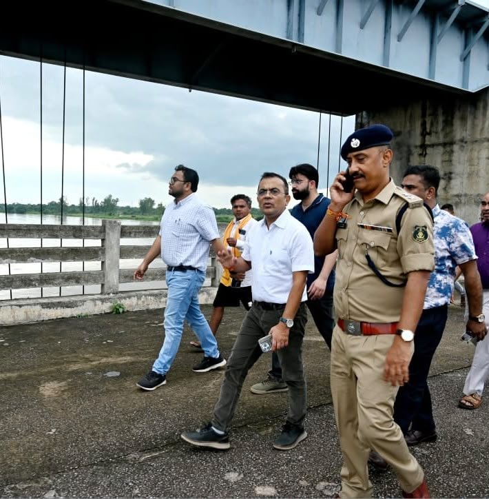 1009430629 गंगरेल बांध के सभी 14 गेट खुले, महानदी के तटीय क्षेत्रों में प्रशासन अलर्ट मोड पर