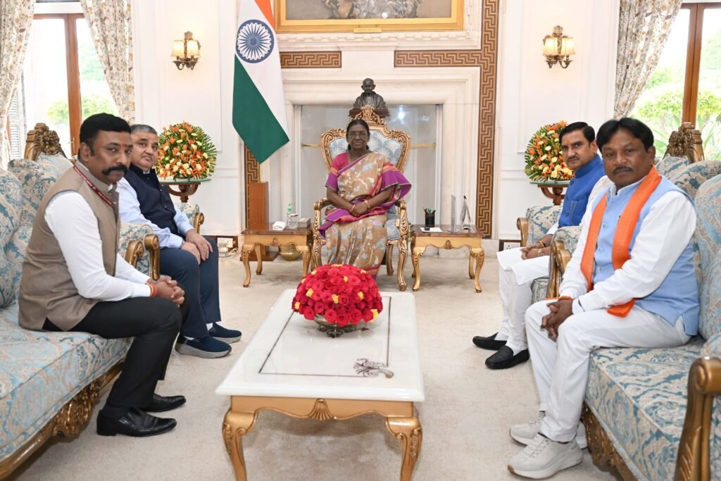 1009456092 मुख्यमंत्री विष्णु देव साय के निमंत्रण पर राष्ट्रपति ने स्वीकार किया बस्तर दशहरा के मुरिया दरबार में शामिल होने का आमंत्रण