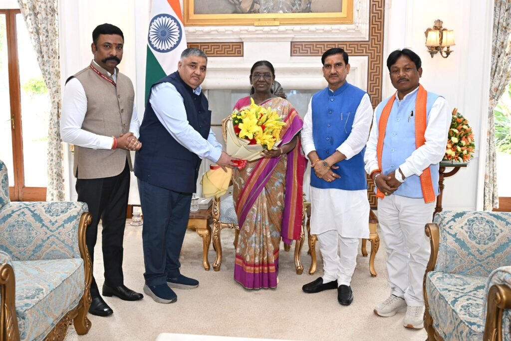 1009456093 मुख्यमंत्री विष्णु देव साय के निमंत्रण पर राष्ट्रपति ने स्वीकार किया बस्तर दशहरा के मुरिया दरबार में शामिल होने का आमंत्रण