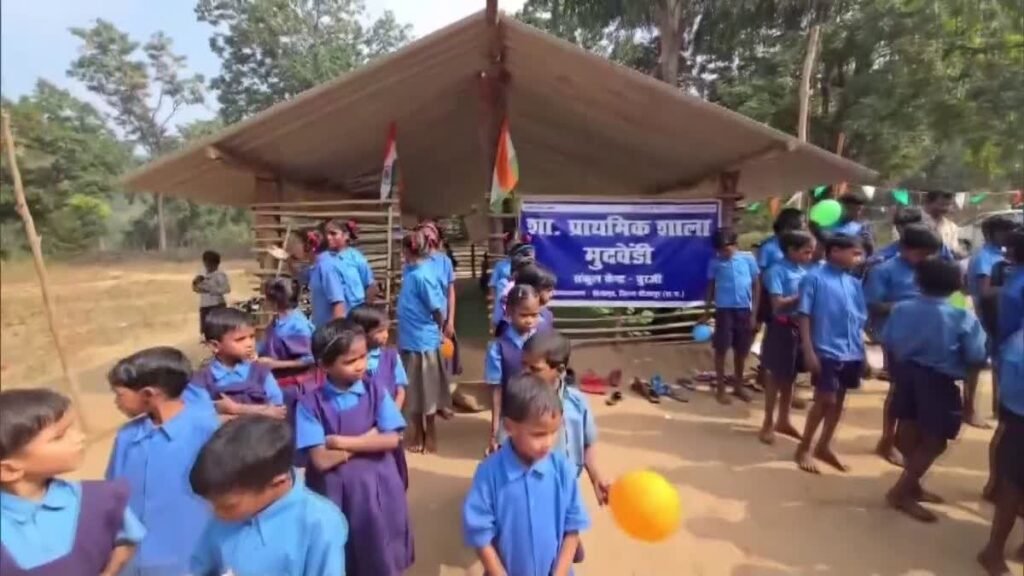 52094e3e 5f0b 40dc b82a 736409f2bf4d छत्तीसगढ़ में नक्सलमुक्त क्षेत्रों में स्कूलों में बजने लगी घंटी