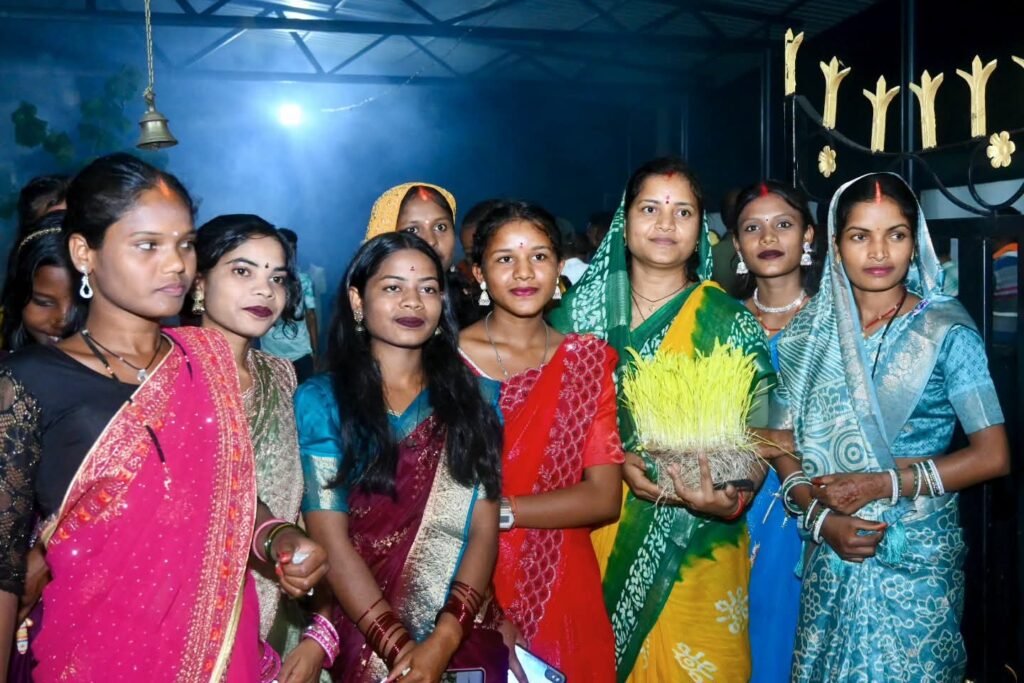 6e685e05 baef 43d5 a467 8811433cc95f करमा पूजा में शामिल हुईं मंत्री लक्ष्मी राजवाड़े, प्रकृति, संस्कृति और लोकपरंपराओं के संरक्षण का दिया संदेश