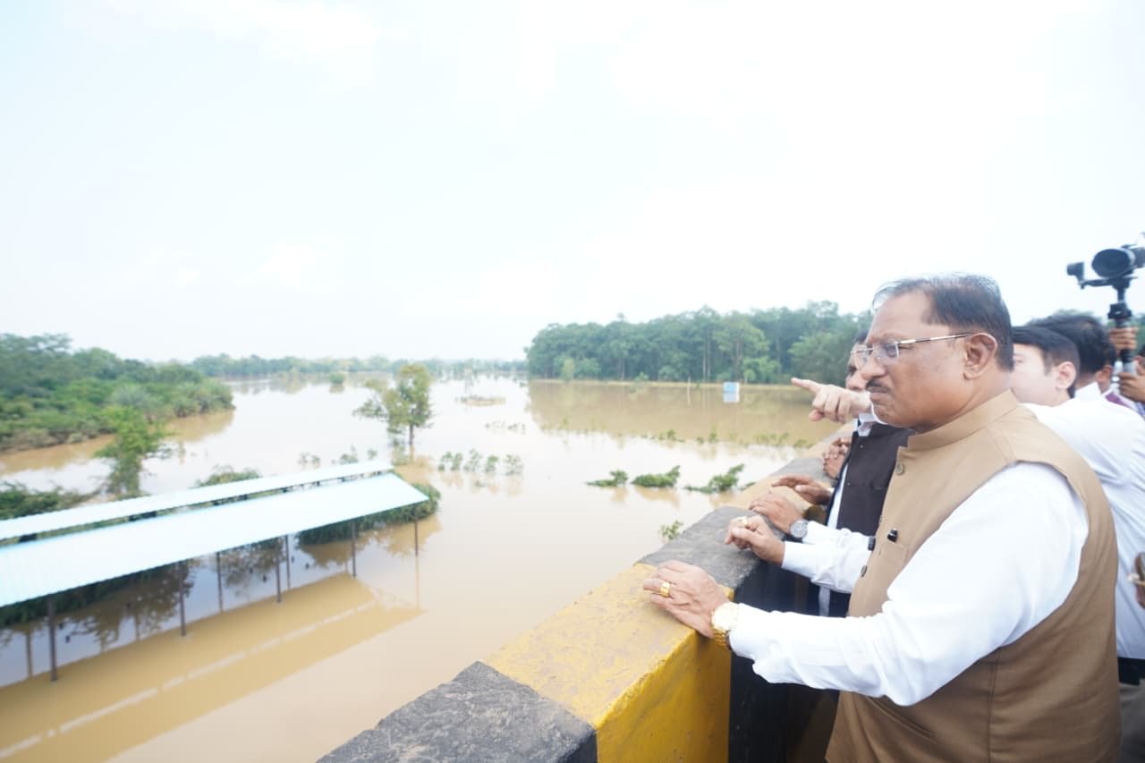 7a4d4264 c10a 4b5a 9267 5c5f13ff4a90 1 बस्तर के बाढ़ प्रभावित क्षेत्रों में पहुंचे मुख्यमंत्री विष्णु देव साय, प्रभावित परिवारों से मिलकर जाना हाल