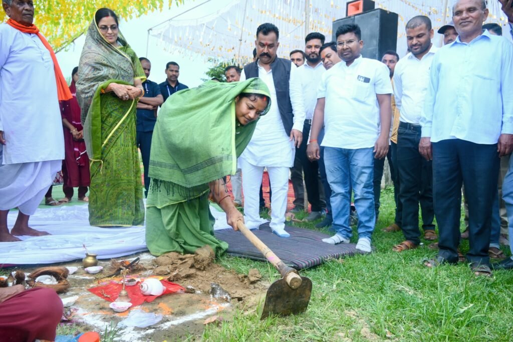 7af07fc7 a5bc 454e 8320 6ff2d32d228f भैयाथान क्षेत्र में 34 करोड़ से अधिक के सड़क विकास कार्यों की मंत्री लक्ष्मी राजवाड़े ने दी सौगात