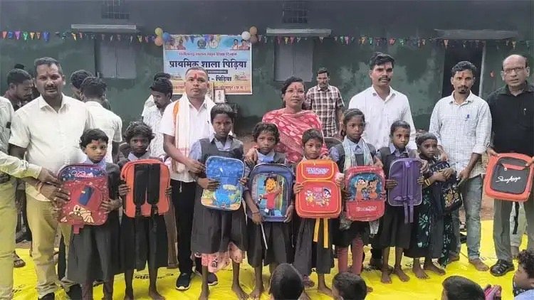 960cd7ba 3a6d 42a9 88da aa3dbd109e77 छत्तीसगढ़ में नक्सलमुक्त क्षेत्रों में स्कूलों में बजने लगी घंटी