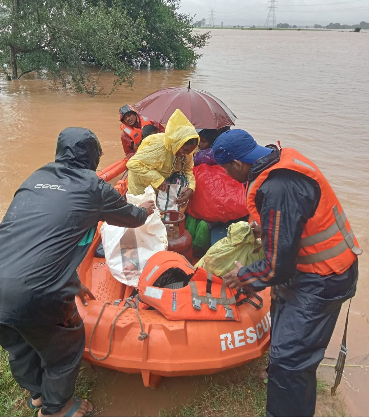 IMG 20260925 WA0061 बस्तर में चक्रवाती तूफान ‘अर्नब’ का असर, मूसलाधार बारिश से बाढ़ की स्थिति, प्रशासन ने संभाला मोर्चा