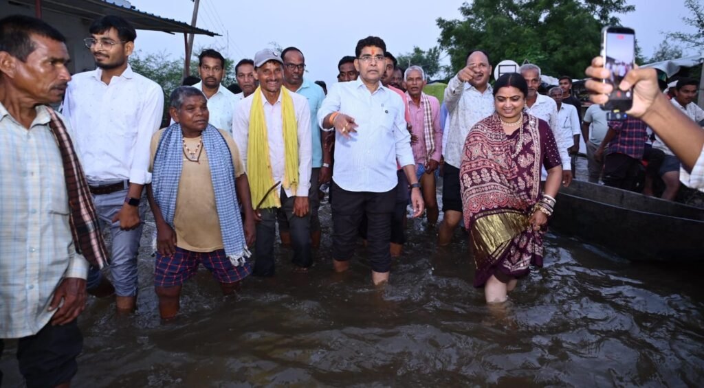 ab4dc0f3 d8f9 4f56 a6e9 4971ef7ce7f8 बाढ़ पीड़ितों के बीच पहुंचे राजस्व मंत्री टंक राम वर्मा, हर संभव मदद का दिया भरोसा