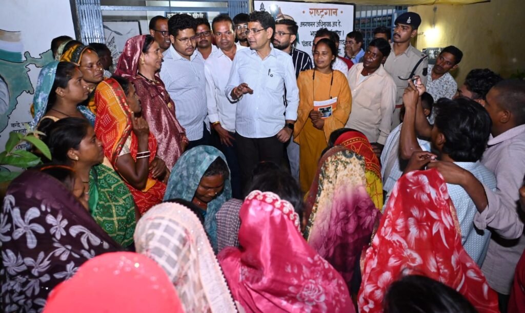 deb02d84 1931 43de a226 206fa2e846e6 बाढ़ पीड़ितों के बीच पहुंचे राजस्व मंत्री टंक राम वर्मा, हर संभव मदद का दिया भरोसा