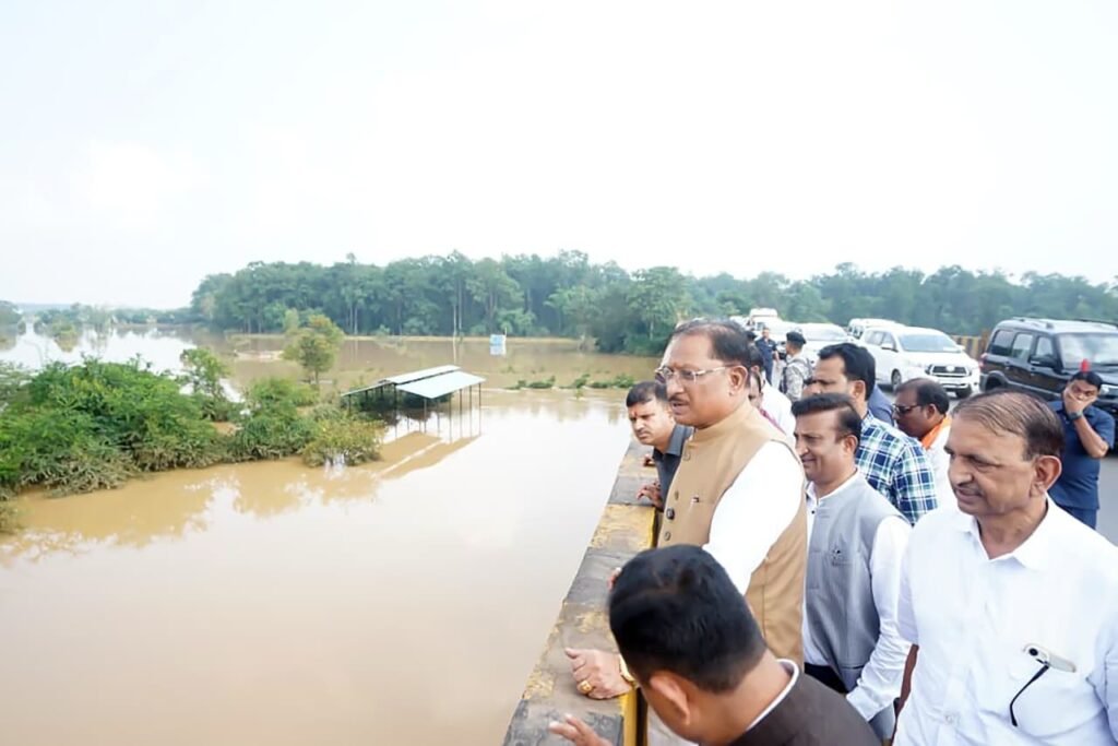 e78e951b b541 4ee6 91cb 9b7c3e15b772 बस्तर के बाढ़ प्रभावित क्षेत्रों में पहुंचे मुख्यमंत्री विष्णु देव साय, प्रभावित परिवारों से मिलकर जाना हाल
