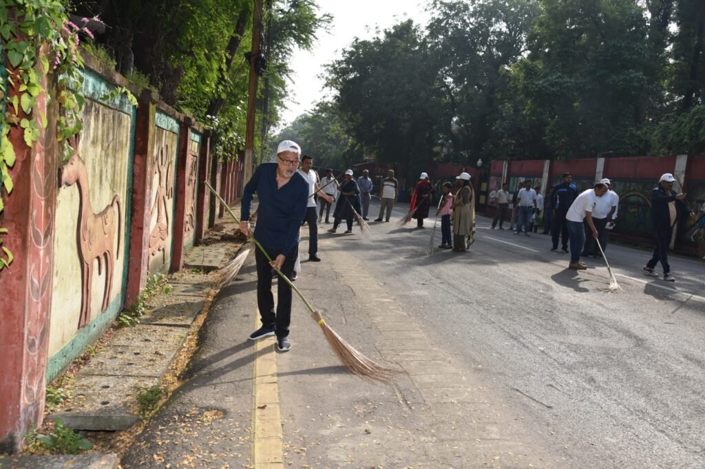 1009492805 राज्यपाल डेका ने गांधी जयंती पर की साफ-सफाई