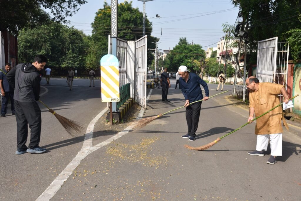 1009492807 राज्यपाल डेका ने गांधी जयंती पर की साफ-सफाई