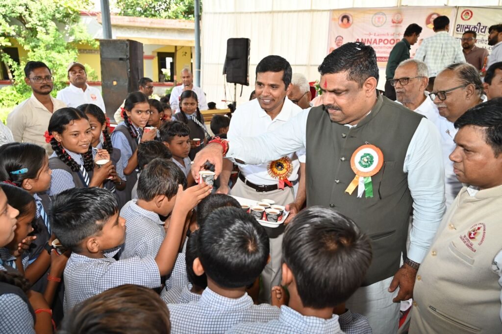 1009493643 शिक्षा मंत्री गजेन्द्र यादव ने साईंश्योर न्यूट्रिशन पायलट प्रोजेक्ट का किया शुभारंभ, 500 बच्चों को मिलेगा निःशुल्क पोषण सहयोग