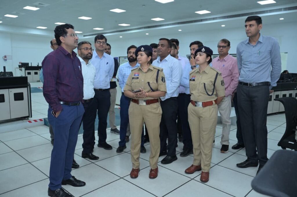 शहर के समग्र विकास और बेहतर प्रबंधन के दिए निर्देश, प्रमुख सचिव सोनमणि बोरा ने किया आईटीएमएस वार रूम का निरीक्षण 4 1009571715 शहर के समग्र विकास और बेहतर प्रबंधन के दिए निर्देश, प्रमुख सचिव सोनमणि बोरा ने किया आईटीएमएस वार रूम का निरीक्षण