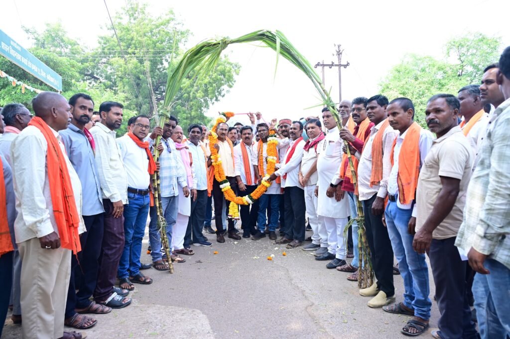 1009629048 गन्ने का मूल्य 425 रुपये प्रति क्विंटल होने पर किसानों ने उप मुख्यमंत्री विजय शर्मा को शक्कर की बोरियों से तौलकर जताया आभार