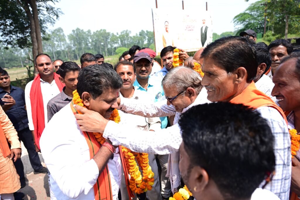 1009629050 गन्ने का मूल्य 425 रुपये प्रति क्विंटल होने पर किसानों ने उप मुख्यमंत्री विजय शर्मा को शक्कर की बोरियों से तौलकर जताया आभार