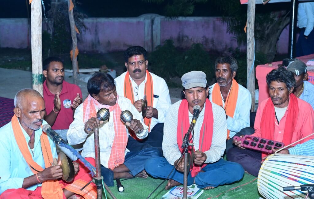 माता की भक्ति में रमे उप मुख्यमंत्री विजय शर्मा, हाथों में मंजीरा लेकर ग्रामीणों के साथ गाए जसगीत 3 1009693379 माता की भक्ति में रमे उप मुख्यमंत्री विजय शर्मा, हाथों में मंजीरा लेकर ग्रामीणों के साथ गाए जसगीत