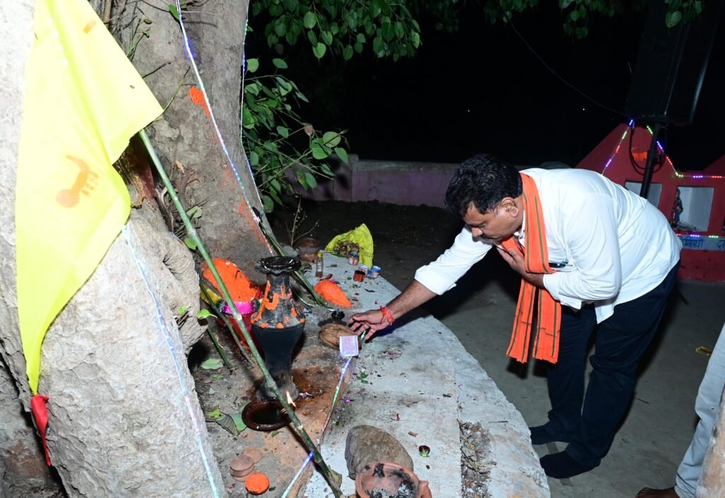 माता की भक्ति में रमे उप मुख्यमंत्री विजय शर्मा, हाथों में मंजीरा लेकर ग्रामीणों के साथ गाए जसगीत 2 1009693380 माता की भक्ति में रमे उप मुख्यमंत्री विजय शर्मा, हाथों में मंजीरा लेकर ग्रामीणों के साथ गाए जसगीत