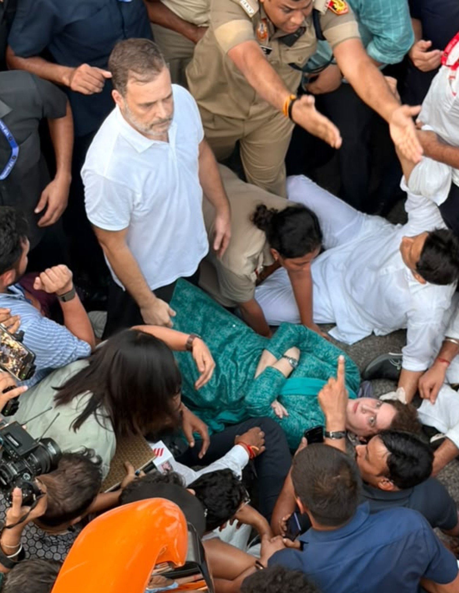 2EE8BA8B F209 401F AACB 4EA047A14238 Big News: जंतर-मंतर मार्च से पहले बड़ा बवाल, सड़क पर लेट गईं प्रियंका गांधी