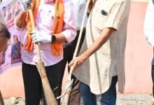 9edbf6ca e970 46f7 ba54 f794da2636be बलौदाबाजार में राजस्व मंत्री टंक राम वर्मा ने हाथों में उठाई झाड़ू, षष्ठी मंदिर परिसर में चला विशेष स्वच्छता अभियान