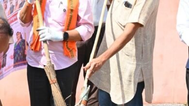 9edbf6ca e970 46f7 ba54 f794da2636be बलौदाबाजार में राजस्व मंत्री टंक राम वर्मा ने हाथों में उठाई झाड़ू, षष्ठी मंदिर परिसर में चला विशेष स्वच्छता अभियान