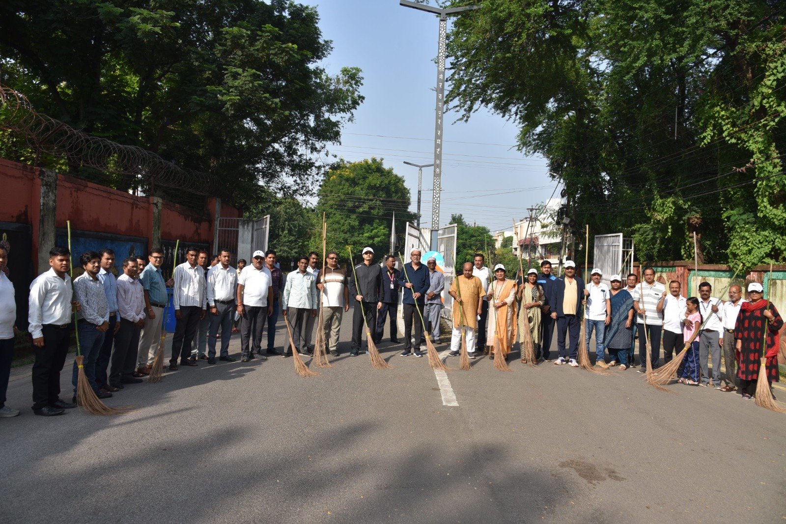 IMG 20261002 WA0029 राज्यपाल डेका ने गांधी जयंती पर की साफ-सफाई