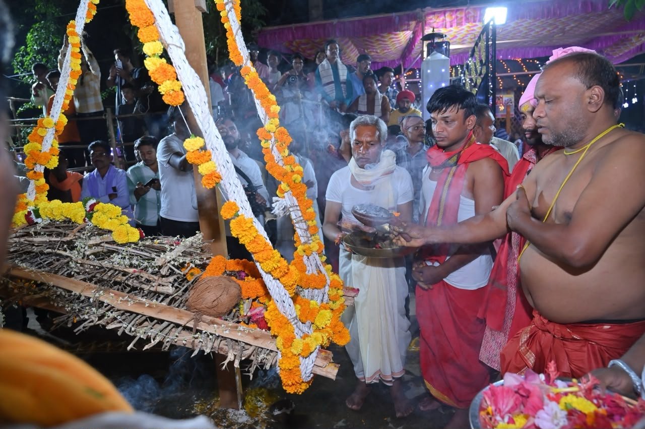 विश्व प्रसिद्ध बस्तर दशहरा पर्व मनाने के लिए अनुमति पूजा विधान में दिखी अपार उत्साह 1 IMG 20261010 WA0119 विश्व प्रसिद्ध बस्तर दशहरा पर्व मनाने के लिए अनुमति पूजा विधान में दिखी अपार उत्साह