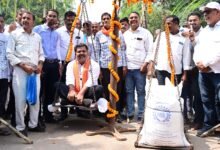 IMG 20261014 WA0304 गन्ने का मूल्य 425 रुपये प्रति क्विंटल होने पर किसानों ने उप मुख्यमंत्री विजय शर्मा को शक्कर की बोरियों से तौलकर जताया आभार
