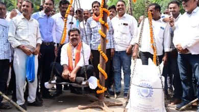 IMG 20261014 WA0304 गन्ने का मूल्य 425 रुपये प्रति क्विंटल होने पर किसानों ने उप मुख्यमंत्री विजय शर्मा को शक्कर की बोरियों से तौलकर जताया आभार