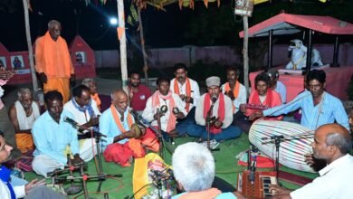 माता की भक्ति में रमे उप मुख्यमंत्री विजय शर्मा, हाथों में मंजीरा लेकर ग्रामीणों के साथ गाए जसगीत 3 IMG 20261019 WA0369 माता की भक्ति में रमे उप मुख्यमंत्री विजय शर्मा, हाथों में मंजीरा लेकर ग्रामीणों के साथ गाए जसगीत