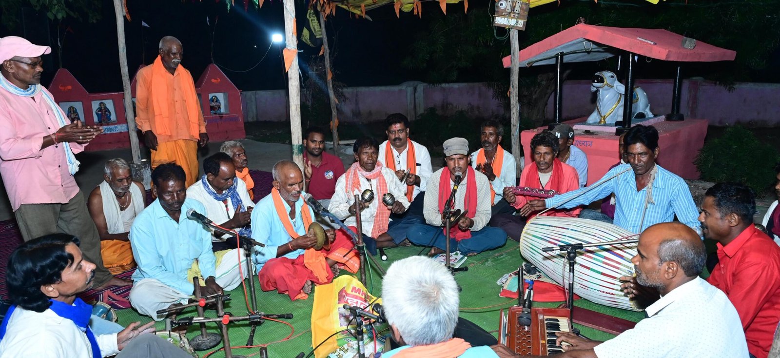 माता की भक्ति में रमे उप मुख्यमंत्री विजय शर्मा, हाथों में मंजीरा लेकर ग्रामीणों के साथ गाए जसगीत 1 IMG 20261019 WA0369 scaled माता की भक्ति में रमे उप मुख्यमंत्री विजय शर्मा, हाथों में मंजीरा लेकर ग्रामीणों के साथ गाए जसगीत
