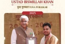 IMG 20261020 WA0664 छत्तीसगढ़ की कला प्रतिभाओं ने राष्ट्रीय मंच पर लहराया परचम, केंद्रीय मंत्री गजेन्द्र सिंह शेखावत ने जशपुर के डॉ. आनन्द पाण्डेय और सारंगढ़ के श्री घनश्याम साहू को किया सम्मानित