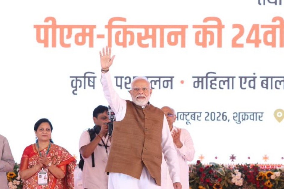 IMG 2730 प्रधानमंत्री नरेन्द्र मोदी ने बस्तर के कलाकारों से की आत्मीय बातचीत, डोकरा, बांस शिल्प और कोसा की सराहना