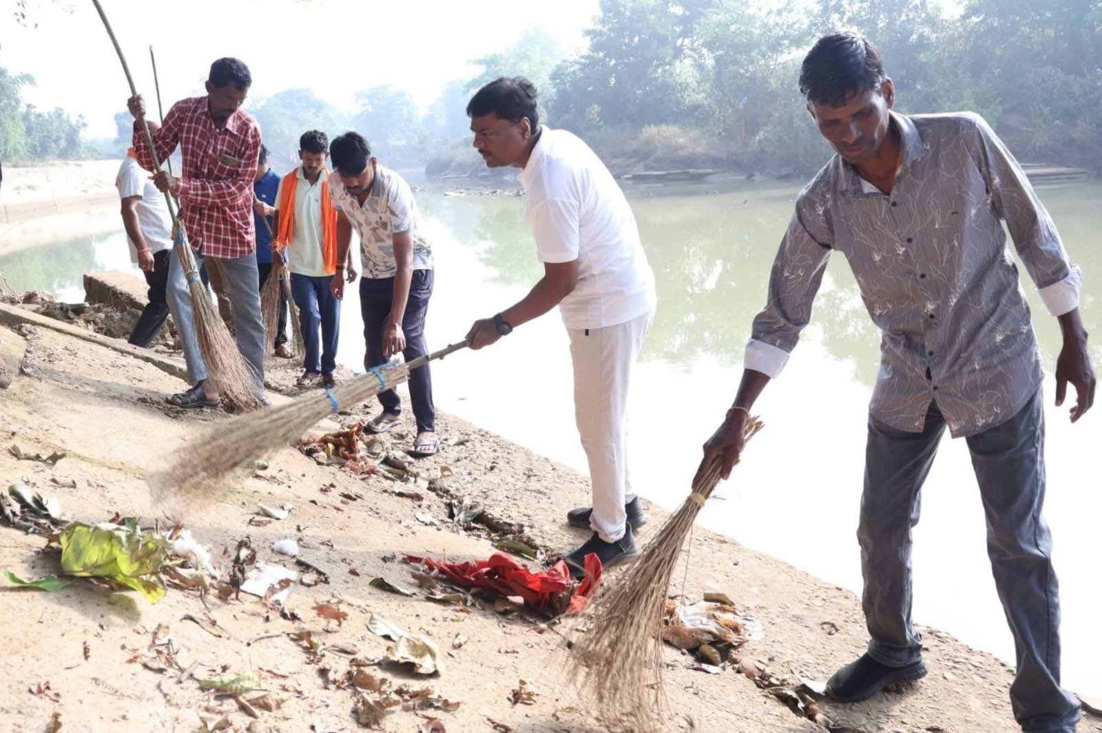 वन मंत्री केदार कश्यप ने लोगों के साथ किया श्रमदान, मारकंडी नदी घाट और प्राकृतिक जल कुंड की सफाई 1 a36c0ac4 d0ad 43e7 a820 a99870885ce9 वन मंत्री केदार कश्यप ने लोगों के साथ किया श्रमदान, मारकंडी नदी घाट और प्राकृतिक जल कुंड की सफाई