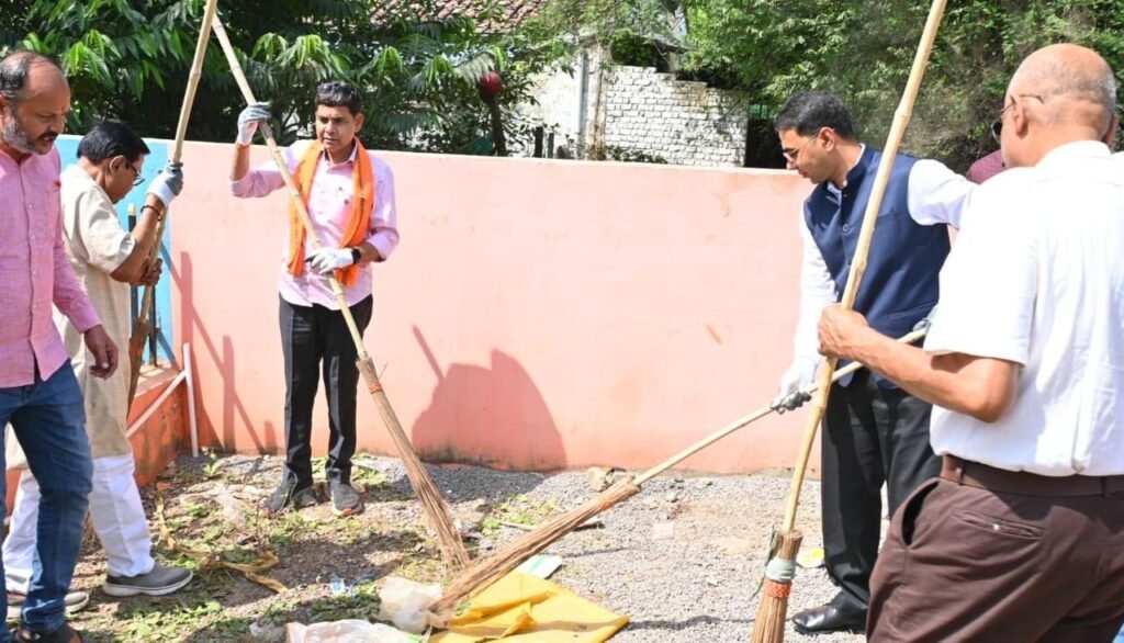 d802e0e4 0391 4d1e 824c 8edbcbc2865c बलौदाबाजार में राजस्व मंत्री टंक राम वर्मा ने हाथों में उठाई झाड़ू, षष्ठी मंदिर परिसर में चला विशेष स्वच्छता अभियान